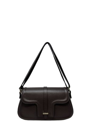 Borsa a tracolla in pelle marrone scuro con texture, chiusura a patta e sottile tracolla, con dettagli in metallo color oro tenue.