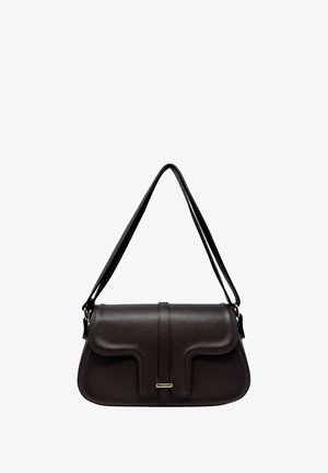 Borsa a tracolla in pelle marrone scuro con texture, chiusura a patta e sottile tracolla, con dettagli in metallo color oro tenue.