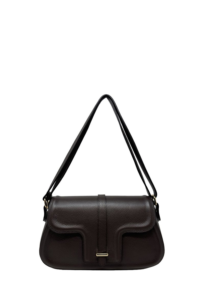 Borsa a tracolla in pelle marrone scuro con texture, chiusura a patta e sottile tracolla, con dettagli in metallo color oro tenue.