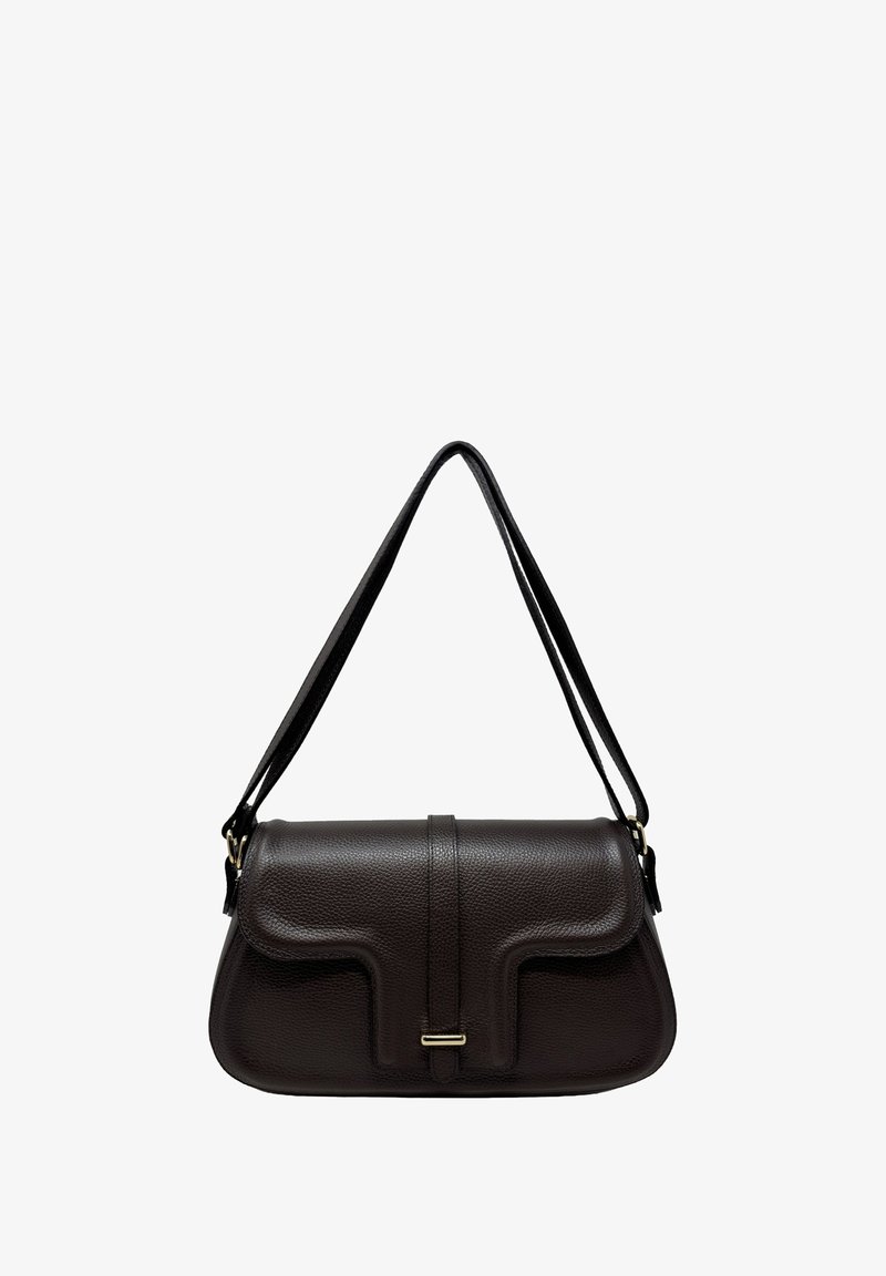 Borsa a tracolla in pelle marrone scuro con texture, chiusura a patta e sottile tracolla, con dettagli in metallo color oro tenue.