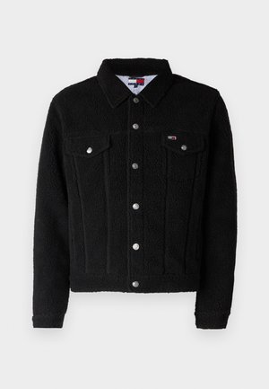 Černá fleecová bunda s límcem, předními kapsami a stříbrnými patentkami. Texturovaný materiál a horizontální švy.