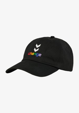 Zwarte baseballcap met een gebogen rand. Heeft witte pijlen en "verandering" in regenboogkleuren op de voorkant. Gemaakt van textuurstof.