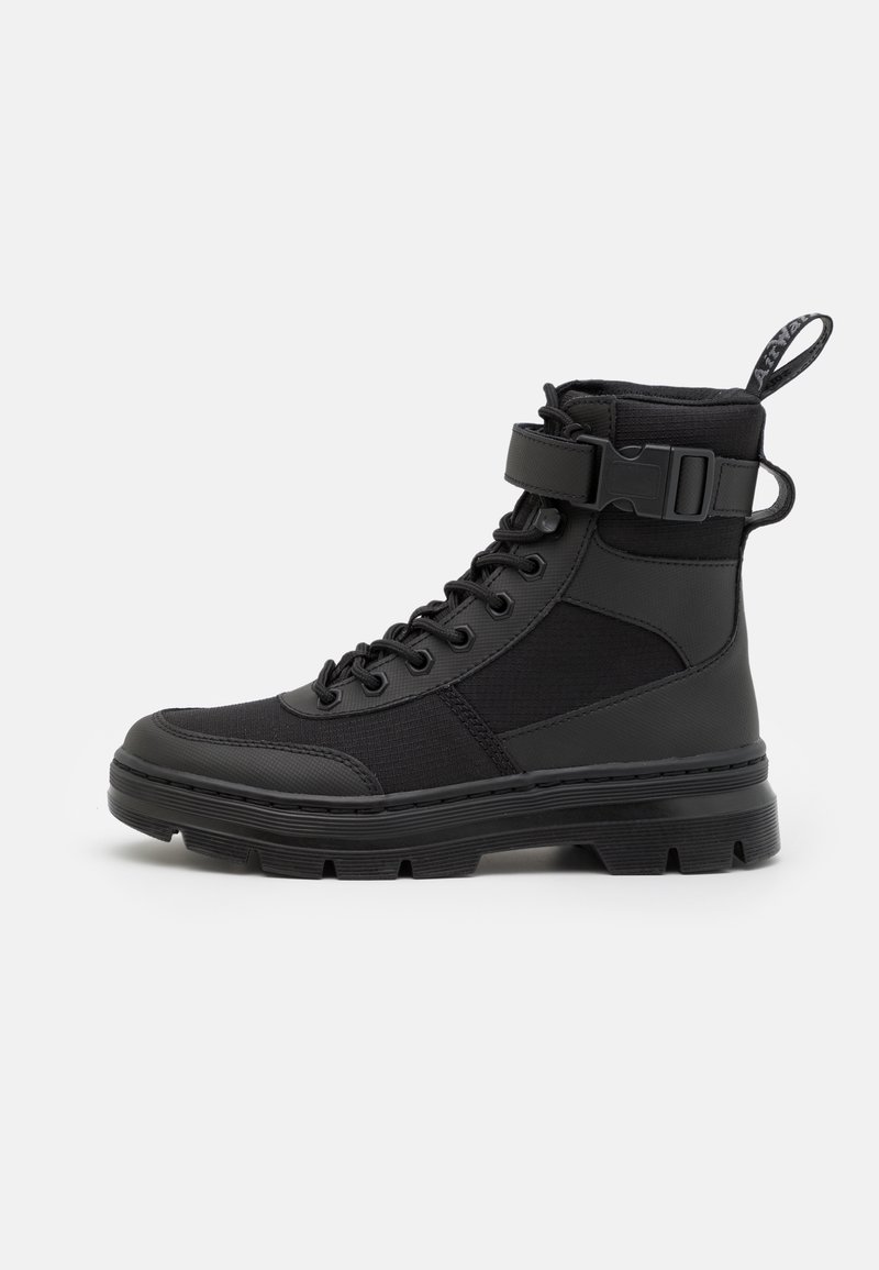 Botte haute noire avec semelle épaisse, sangle latérale à boucle et devant à lacets, conçue pour une utilisation extérieure robuste.