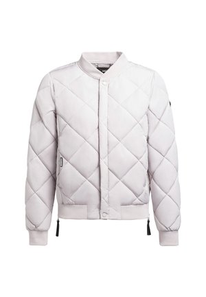 Chaqueta bomber acolchada de color gris claro con cuello redondo, cierre de botones a presión, puños acanalados y dobladillo elástico. Presenta bolsillos laterales y herrajes de acento.
