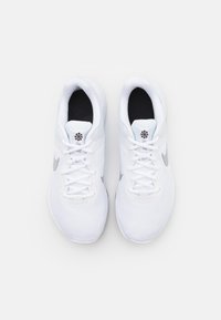 Białe buty sportowe wykonane z materiału siateczkowego, z szarymi akcentami, okrągłymi sznurowadłami i wyściełanym kołnierzem dla komfortu.