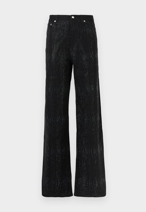 Schwarze weit geschnittene Hose mit strukturiertem Obermaterial, das ein schimmerndes Muster aufweist. Abgeschlossen mit einem Standardbund und Metallknopf-Akzenten.