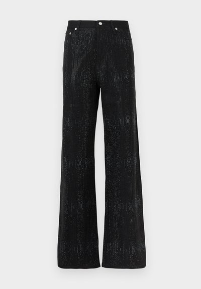 Pantaloni a gamba larga neri con superficie texture, caratterizzati da un motivo scintillante. Finiti con una vita standard e dettagli con bottoni metallici.