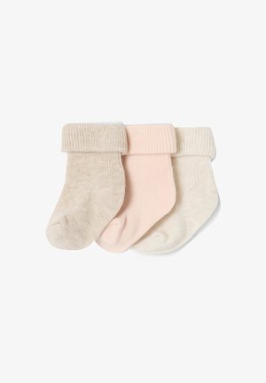 Drei gefaltete Babysocken in Beige, Rosa und Cremefarben, nebeneinander angeordnet auf einem weißen Hintergrund.