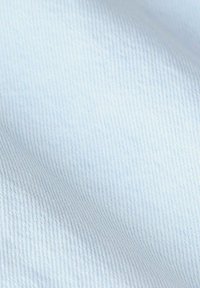 Tissu bleu clair avec une texture lisse et un motif de nervures fines, affichant un éclat subtil et une apparence douce et légère.