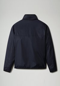 Giacca in nylon blu navy con colletto alto, polsini elasticizzati e una texture liscia. Presenta un design minimalista senza hardware visibile.