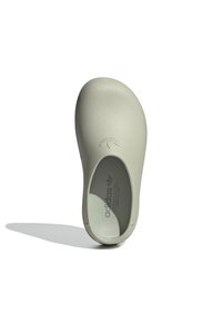 Ljusgrön slip-on klack av slät syntetmaterial med rundad tå och präglad logotyp p å ovandelen.