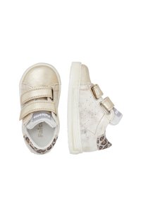 Sneakers sintetici dorati con due fasce in Velcro, caratterizzati da dettagli in stampa leopardo e una suola in gomma bianca. Dettagli di superficie liscia e testurizzata.