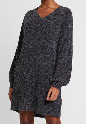Abito maglione in grigio scuro con scollo a V, maniche lunghe a palloncino e finitura testurizzata. Lunghezza media e vestibilità morbida.