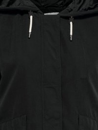 Černá bunda s kapucí a bílými stahovacími šňůrkami, přední panel s prošíváním, vertikální kapsa na hrudi a dvě spodní kapsy.