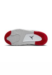La suela del zapato presenta una base de goma blanca con patrones de agarre intrincados, acentos rojos en el talón y un logo negro cerca del centro.