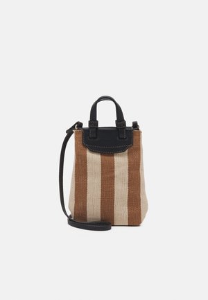 Petit sac en tissu rayé vertical marron et beige avec poignées en cuir noir et bandoulière réglable.
