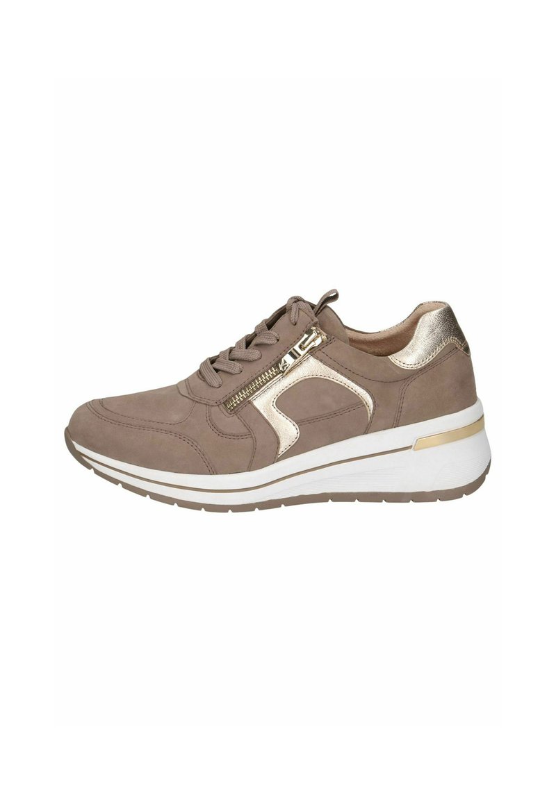 Hellbraune Sneaker mit einer Wildleder-Textur, ausgestattet mit einem metallisch goldenen Akzent an der Ferse und einem Reißverschlussdetail an der Seite. Dicke weiße Sohle.