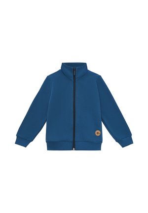 Niebieska kurtka zapinana na zamek wykonana z miękkiego materiału, z wysokim kołnierzem, ściągaczami na mankietach oraz okrągłą naszywką z logo na dolnej części z przodu.