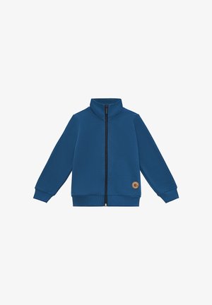 Niebieska kurtka zapinana na zamek wykonana z miękkiego materiału, z wysokim kołnierzem, ściągaczami na mankietach oraz okrągłą naszywką z logo na dolnej części z przodu.