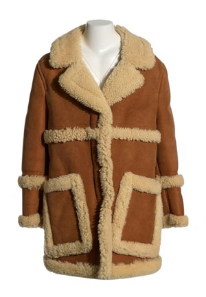 Abrigo de shearling marrón con ribete de lana crema en el cuello, puños, bolsillos y bordes delanteros sobre un busto de maniquí blanco.