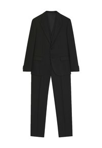 Completo nero composto da giacca su misura con rever a incavo e bottoni singoli, abbinata a pantaloni a gamba dritta. Tessuto liscio e rifinito.