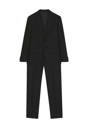 Musta puku, joka koostuu räätälöidystä takista, jossa on lovatut kaulukset ja yksittäiset napit, yhdistettynä suoralahkeisiin housuihin. Sileä kangaspinta.