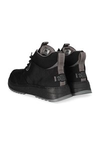 Scarpe nere alla caviglia con parte superiore in tessuto testurizzato e accenti grigi. Presentano una suola maculata e linguette di estrazione. Design resistente per garantire comfort.