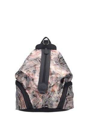 Sac à dos avec un motif géométrique dans des nuances de brun et de noir. Il dispose d'une fermeture éclair centrale, d'une tirette ronde et d'un tissu texturé.