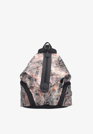 Sac à dos avec un motif géométrique dans des nuances de brun et de noir. Il dispose d'une fermeture éclair centrale, d'une tirette ronde et d'un tissu texturé.