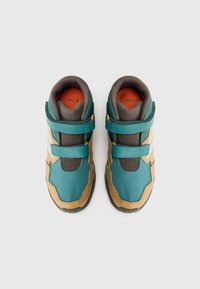 Sapatos de atletismo infantis com um design em verde-azulado, bege e cinza. Apresentam fechos de velcro, superfícies texturizadas e cores de interior contrastantes.