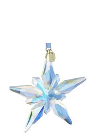 Priehľadná kryštálová hviezdna ozdoba so špicatými hrotmi, s modrým nádychom a fasetovanými povrchmi, ktoré odrážajú svetlo, pripevnená zlatým západkovým uzáverom.