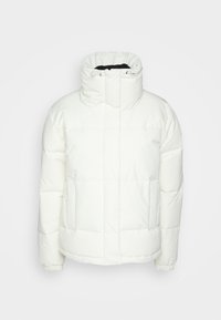 Doudoune blanche avec un col haut, dotée d'un design matelassé et de poignets élastiques. Fabriquée en tissu doux avec une texture lisse.