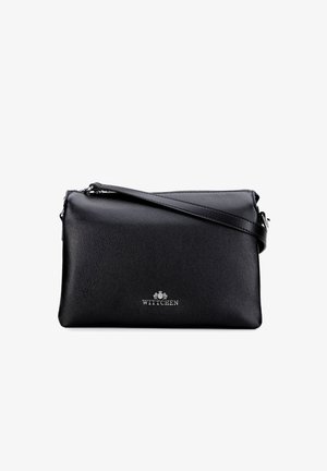 Bolso bandolera de cuero negro con superficie texturizada, logo plateado en el frente y correa ajustable. Forma rectangular compacta.