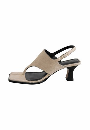 Sandal in suede beige con punta quadrata, design aperto e tacco nero sottile. Caratterizzato da una cinturino regolabile con fibbia sul retro.