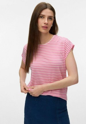 Vrouw met lang bruin haar, gekleed in een roze-wit gestreept topje met korte mouwen en een donkerblauwe rok, die haar overhemdzoom recht trekt.