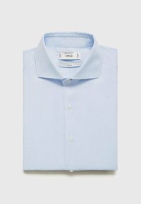 Cămașă slim-fit de culoare albastru deschis, cu guler clasic, având un sistem de închidere cu nasturi, textură netedă și nasturi din plastic alb. Eticheta brandului este vizibilă în interiorul gulerului.