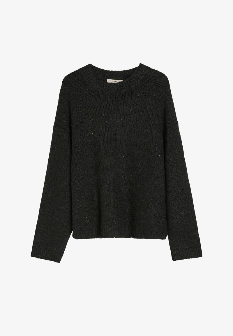 Czarny sweter dzianinowy z okrągłym dekoltem i długimi rękawami, o luźnym kroju i teksturowanej tkaninie. Brak widocznych wzorów lub akcentów.