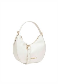 Sac à main en cuir blanc avec une forme semi-circulaire, accents en métal doré, bandoulière réglable et fermeture zippée. Logo visible sur le devant.