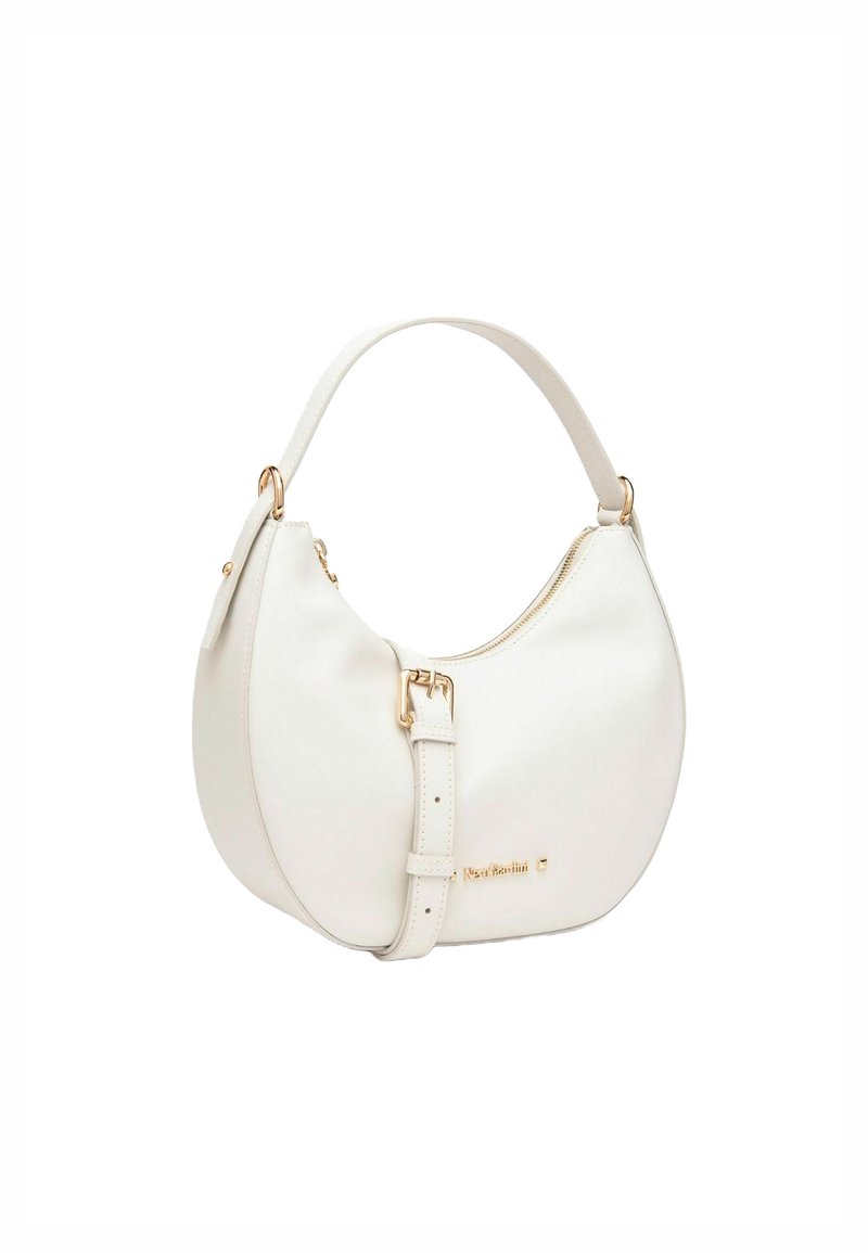 Sac à main en cuir blanc avec une forme semi-circulaire, accents en métal doré, bandoulière réglable et fermeture zippée. Logo visible sur le devant.