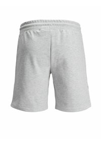 Šedé, měkké šortky z látky s elastickým pasem. Design je jednoduchý, bez viditelných vzorů nebo akcentů. Volný střih.