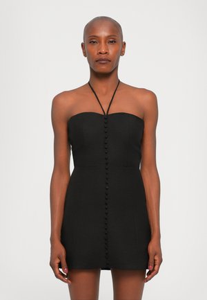 Zwarte strapless mini-jurk met een aansluitende bovenkant, verticale knopen aan de voorkant en een soepele, lichte stofconstructie.