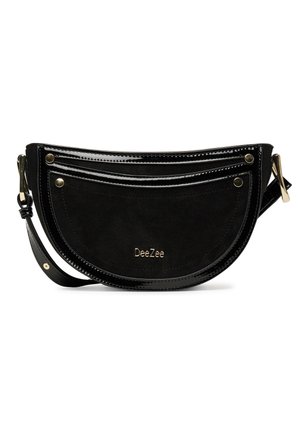 Bolso de media luna Black DeeZee con cuerpo de ante, ribete brillante de charol, correa ajustable, bolsillo frontal y herrajes en tono dorado.