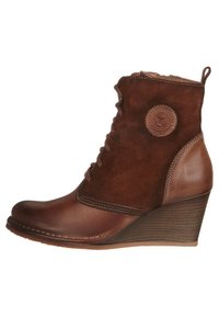 Botín de cuero marrón y ante con tacón de cuña, que presenta un parche redondo con el logo, cordones en la parte delantera y detalles de costura.