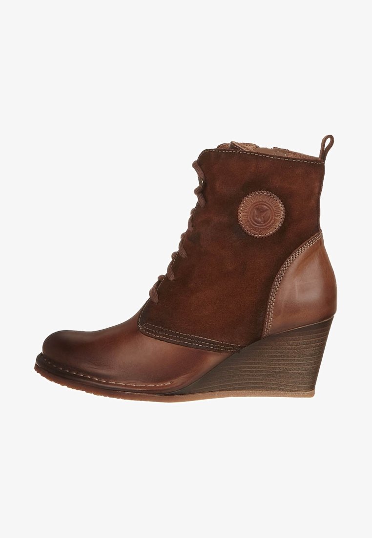 Bottine en cuir marron et suède avec un talon compensé, présentant un patch logo rond, un devant lacé et des coutures décoratives.