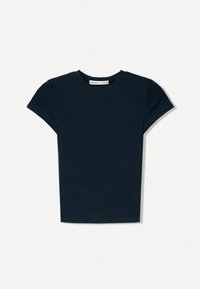 Marineblauwe T-shirt met korte mouwen en een ronde hals, vervaardigd uit zachte stof en met een eenvoudig, strak ontwerp. Geen patronen of accenten.