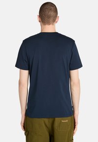 Timberland FRONT SEASONAL TREE LOGO GRAPHIC TEE - Camiseta estampada - navy