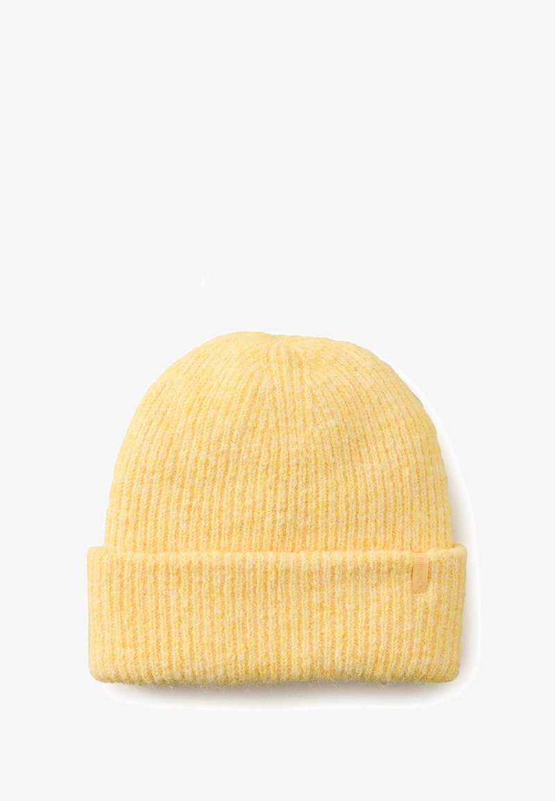 Bonnet en tricot jaune avec une texture côtelée et un revers replié. Dispose d'une petite étiquette de marque sur le côté. Matériau doux et chaud.
