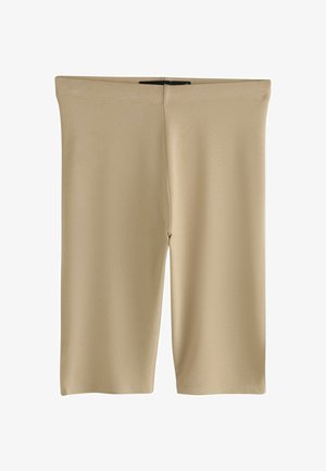 Bézs, térdig érő, rugalmas anyagú rövidnadrág sima textúrával és elasztikus derékpánttal, fehér háttéren kiterítve.