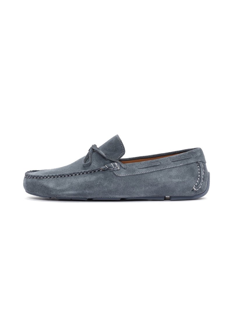 Grijs suede moccasin schoen met een ronde neus, decoratieve stiksel, een strik op de tong en een rubberen zool voor grip.