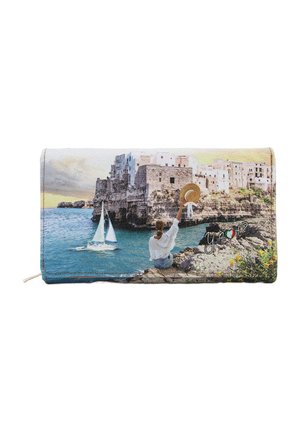 Portafoglio con una scena costiera che raffigura una persona con un cappello, circondata da acqua, barche e scogliere rocciose, stampato su materiale testurizzato.